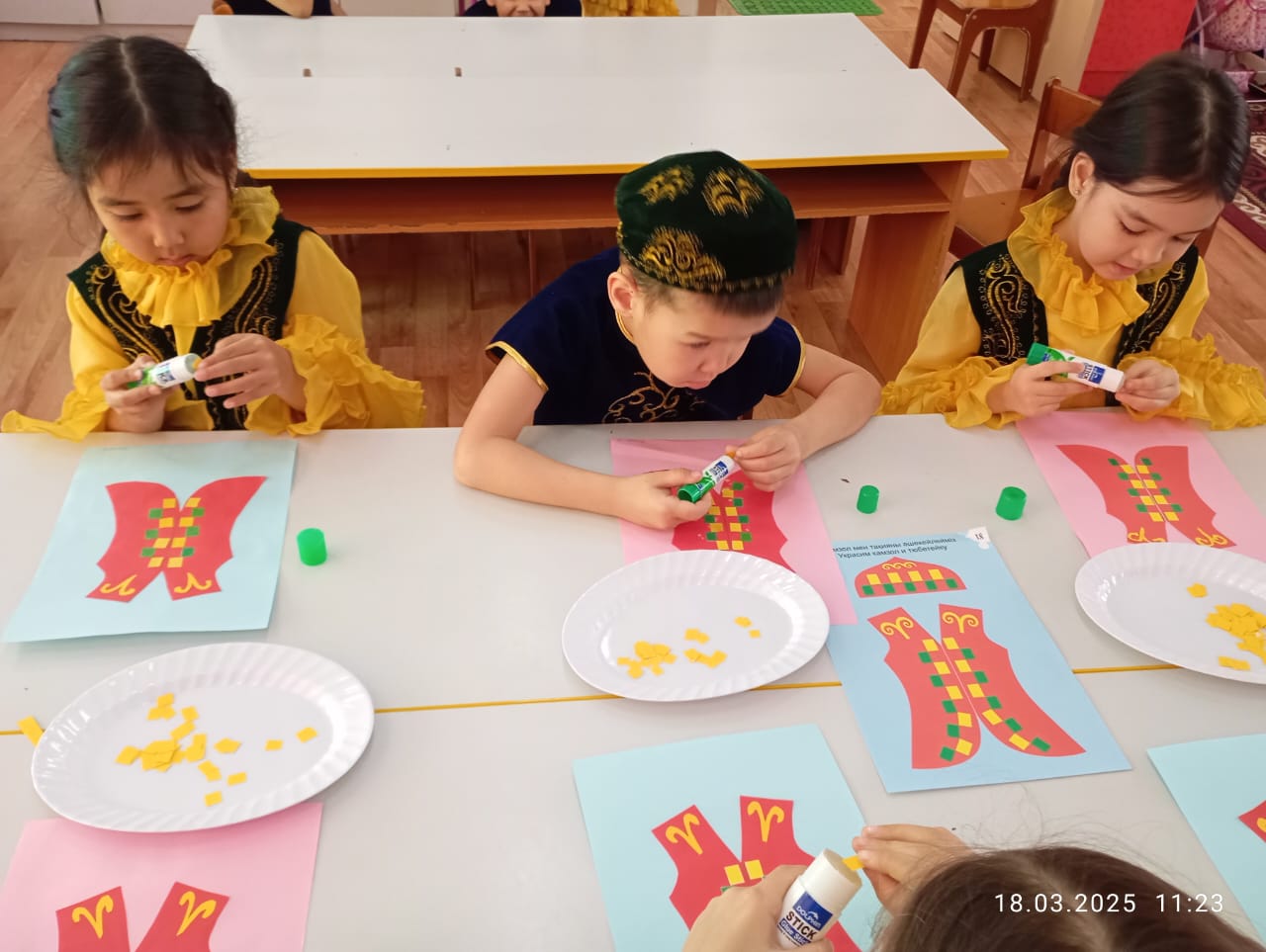 18-наурыз  Ұлттық киім күні. "Радуга" мектепалды тобы тәрбиеші: Шемчук В.И